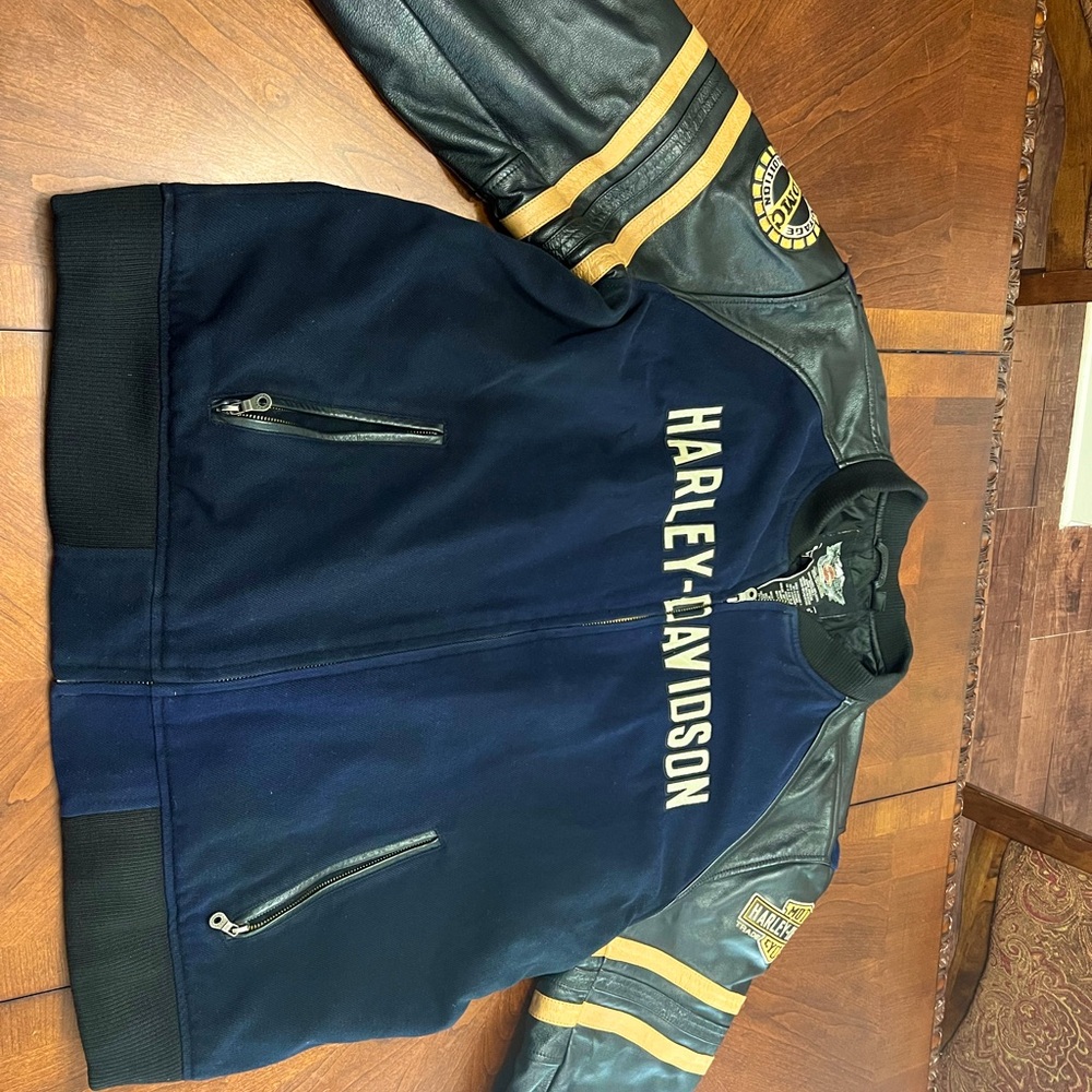 Harley Davidson
Leather/Wool
Vintage Varsity Jacket
Like New